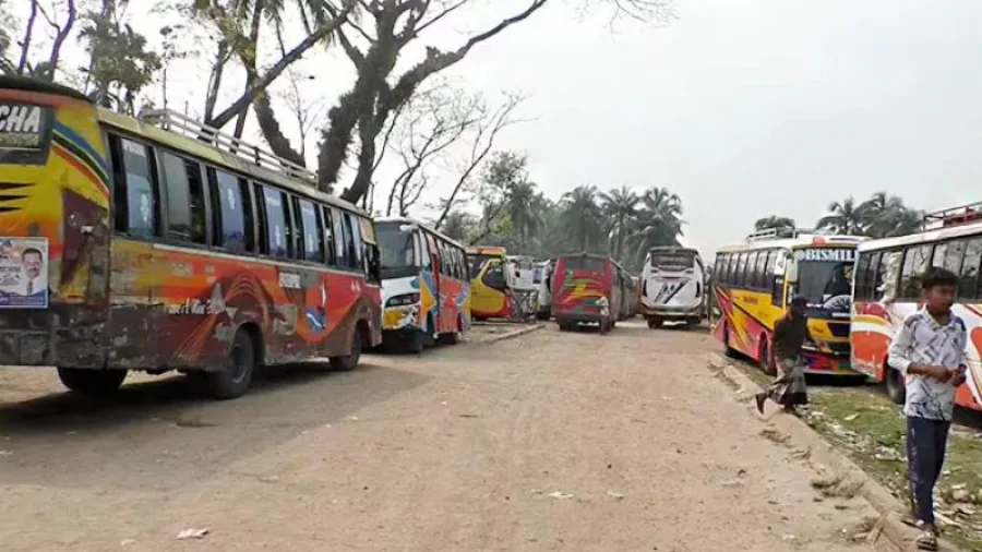 ভোলায় শ্রমিক অবরোধ, সব রুটে বাস চলাচল বন্ধ
